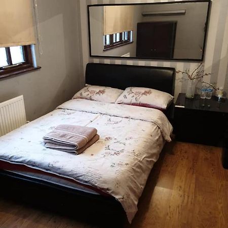 Master Room Near Heathrow Лондон Экстерьер фото